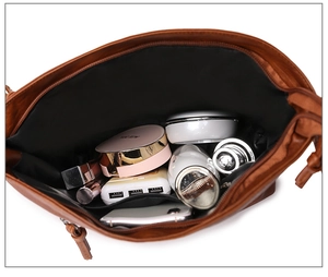 Vue intérieure du sac en cuir souple marron avec plusieurs poches et grande capacité