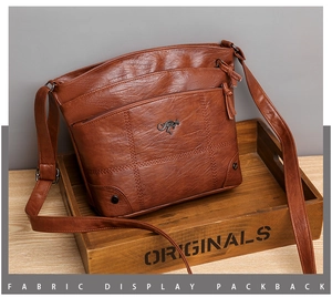 Détails du sac en similicuir caramel avec poches zippées et logo kangourou