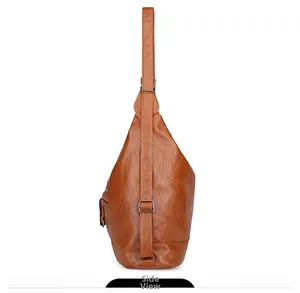 Vue latérale du grand sac à bandoulière vintage en cuir marron avec sangle réglable