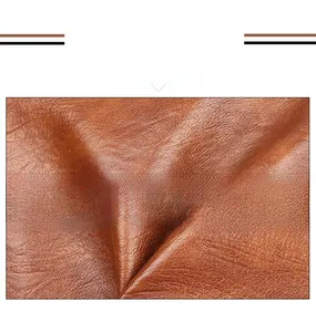 Vue macro détaillée montrant la texture en cuir ciré marron souple de ce sac à bandoulière