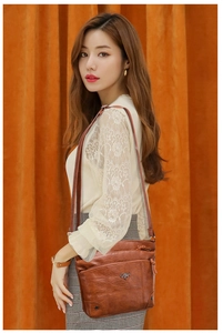 Sac bandoulière en similicuir marron avec compartiments zippés et sangle ajustable