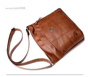 Détail du sac en similicuir marron montrant la texture grainée et le logo kangourou