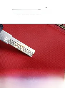 Détail macro du tissu Oxford rouge montrant sa texture dense et sa haute résistance