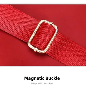 Détail de la sangle rouge du sac à dos avec boucle de réglage en métal doré brillant
