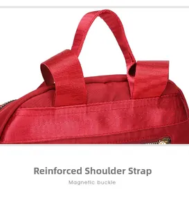 Vue détaillée des coutures renforcées de la bretelle sur un sac à dos en nylon rouge