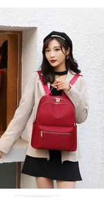 Gros plan détaillé d'un sac à dos rouge en nylon Oxford avec compartiments sur un modèle