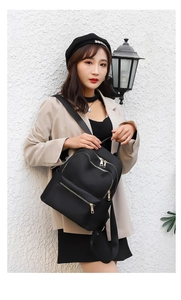 Vue détaillée du sac à dos noir en nylon avec ses finitions métalliques dorées