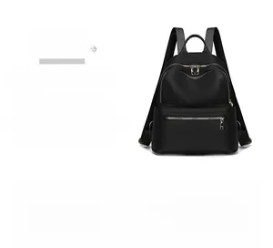 Vue détaillée d'un sac à dos noir en tissu Oxford avec plusieurs compartiments zippés