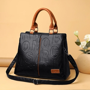 Große schwarze Ledertasche mit geprägten Buchstaben und braunen Griffen für Damen