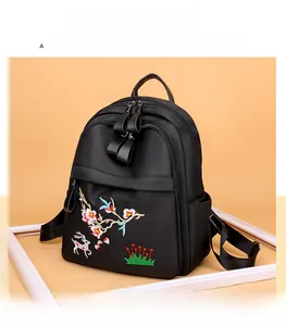 Vue détaillée de la broderie chinoise de fleurs de prunier et cerf sur le sac à dos noir