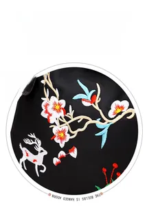 Détail de la broderie florale et du cerf sur un sac à dos noir imperméable