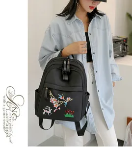 Détail du sac à dos étanche noir avec broderie traditionnelle chinoise de fleurs et cerfs