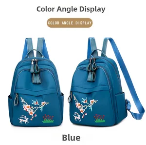 Vue détaillée du sac à dos bleu avec broderie de cerf complexe et motifs floraux