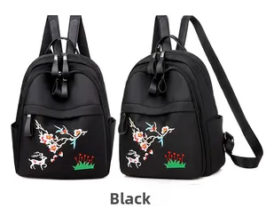 Détail d'un sac à dos noir imperméable en nylon avec broderie de fleurs et de cerf