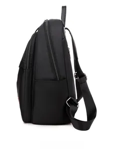 Vue latérale montrant le tissu en nylon imperméable et les boucles du sac à dos noir