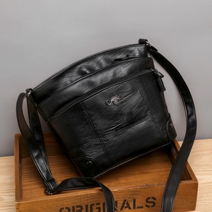 Sac bandoulière noir en similicuir avec plusieurs zips et logo kangourou métallique