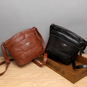 Sac bandoulière vintage en cuir souple pour femme avec design multi-poches en marron et noir