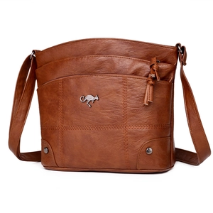 Sac à bandoulière vintage en cuir marron avec logo kangourou et grandes multipoches
