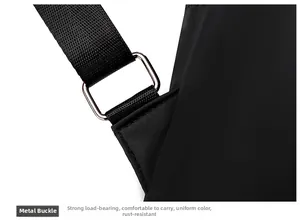 Détail de la boucle en métal gris fusil et de la sangle en nylon du sac à dos noir