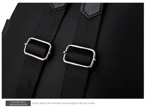 Détail macro de la bandoulière réglable en nylon noir avec une boucle en métal argenté