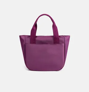 Vue détaillée du grand sac cabas violet en nylon montrant la poche arrière pratique