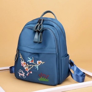 Sac à dos bleu en nylon imperméable avec broderie de fleurs et d'oiseaux, vue à 45 degrés