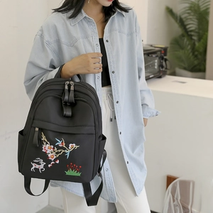 Sac à dos étanche de style chinois avec broderies élégantes de cerf et fleurs sur noir