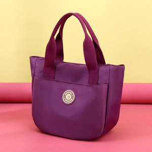 Grand sac cabas en nylon violet foncé avec poignées solides et logo rond élégant