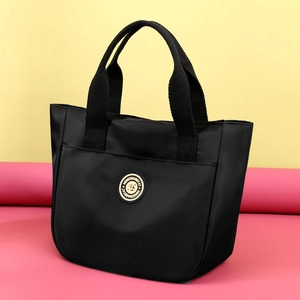 Grand sac fourre-tout en nylon noir avec logo circulaire sur fond jaune et rose