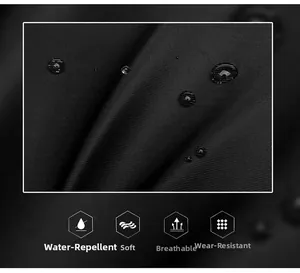 Détail du tissu Oxford imperméable avec gouttes d'eau sur la surface du sac à dos noir