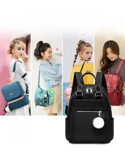 Gros plan détaillé de sacs à dos colorés en nylon imperméable avec breloques et matelassage