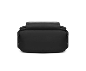 Vue détaillée du fond du sac à dos en nylon noir avec des coutures et une texture soignées