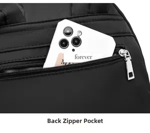 Détail de la poche zippée arrière sécurisée sur le sac à dos en nylon noir avec téléphone