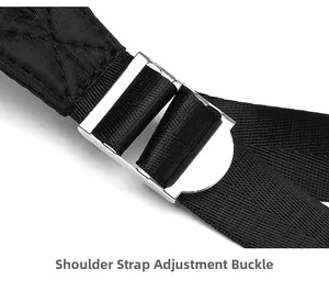 Gros plan sur la boucle en métal réglable d'une sangle en tissu oxford noir surpiqué