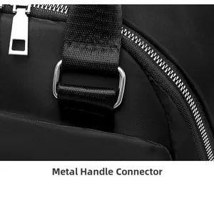 Vue macro de la boucle argentée et de la poignée en nylon du sac à dos noir