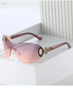Detail of Y2K shield sunglasses with gradient lens and gold镂空 metal temple ornament