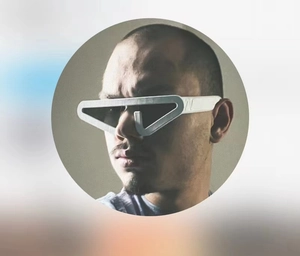 Modell mit weißer Y2K Sonnenbrille im geometrischen Dreieck-Design und dunklen Gläsern