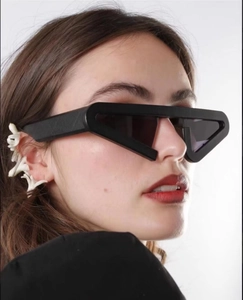 Nahaufnahme der Y2K geometrischen Dreieck-Sonnenbrille mit schwarzem Rahmen am Modell