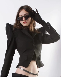Nahaufnahme der Y2K-Dreieck-Sonnenbrille an Model mit strukturierter Schulterjacke