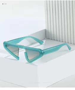 Detail der petrolfarbenen geometrischen Dreiecksbrille mit futuristischem Gestell