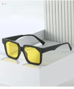Details einer eckigen Oversized-Sonnenbrille mit schwarzem Rahmen und gelben Gläsern