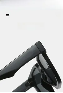 Detailansicht der Scharniere schwarzer quadratischer Sonnenbrille aus flexiblem Material