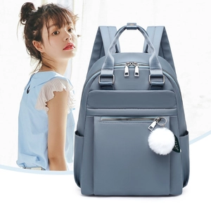 Sac à dos minimaliste en nylon bleu Morandi pour femme avec pompon en peluche blanc