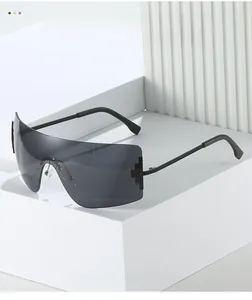 Détails de lunettes Y2K sans monture avec verres gris et charnières à décor de croix