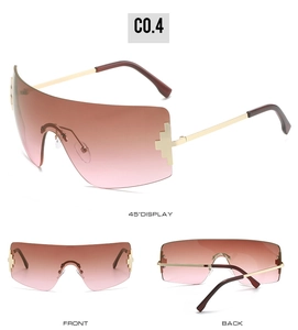 Trois vues de lunettes de soleil Y2K sans monture dégradé rose avec croix dorées