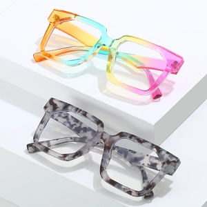 Moderne quadratische Übergroße Sonnenbrille in Regenbogenverlauf und schwarzem Marmor