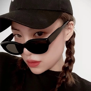 Gros plan d'une femme stylée portant des lunettes œil de chat et une casquette noire