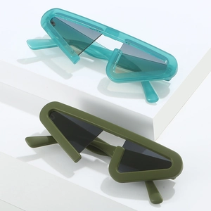Y2K geometrische Dreieck-Sonnenbrille in Blau und Mattgrün auf weißem Sockel