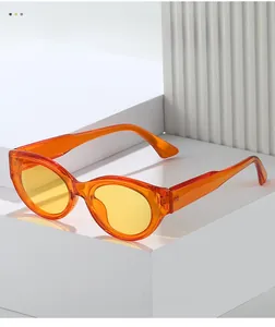 Détail de lunettes de soleil œil-de-chat rétro avec monture orange et verres jaunes