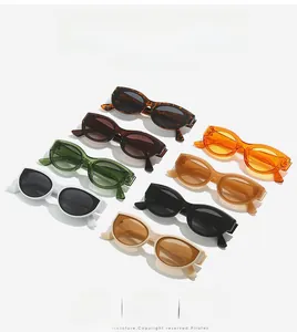 Collection de huit lunettes de soleil œil de chat vintage en plusieurs couleurs